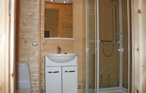 een badkamer met een wastafel en een douche bij Cozy Apartment In Sandstad With Wifi in Skipnes