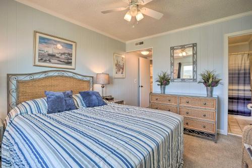 Isle of Palms Condo with Pool Access Walk to Beach! 객실 침대