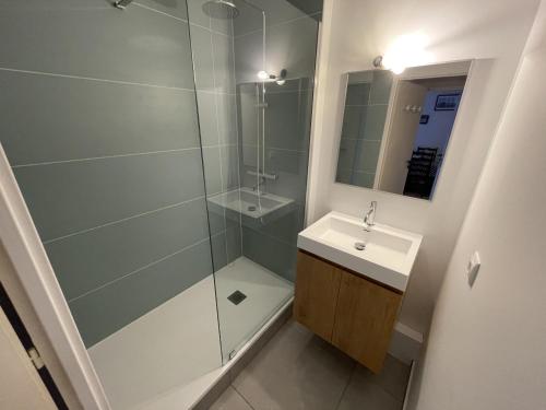 une salle de bain avec une douche, un lavabo et un miroir dans l'établissement T2 Arcachon, Jardin Terrasse, Proche Plage, Parking Privé - FR-1-474-75, à Arcachon