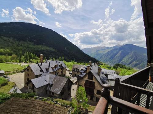 a village in the mountains with mountains in the background at Dúplex con terraza y vistas panorámicas en Taüll in Taull