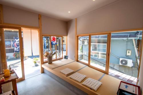 Habitación vacía con 2 ventanas y balcón. en Guesthouse Neruyama, en Nagato