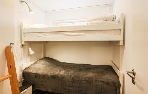 Una pequeña habitación con dos literas. en 3 Bedroom Cozy Home In Löttorp, en Löttorp