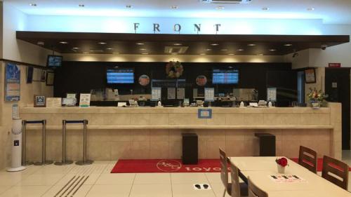 a front counter of a food court in a restaurant w obiekcie Toyoko Inn Osaka Itami Airport w mieście Toyonaka