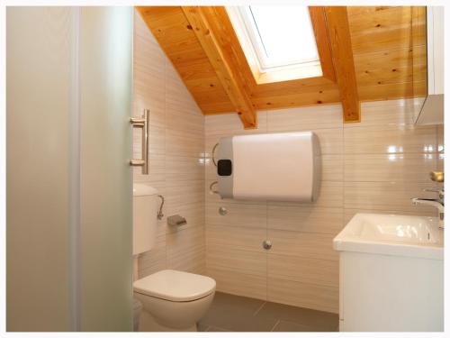 un baño con inodoro y lavabo en House Natalija, en Primošten