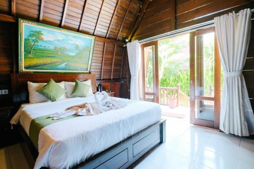 Een bed of bedden in een kamer bij Adi Bungalow Nusa Penida RedPartner