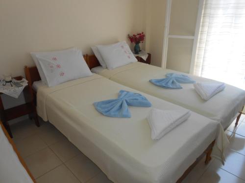 Una cama o camas en una habitación de Meletis Studios