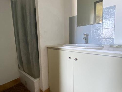 une salle de bain avec un lavabo et une douche dans l'établissement Appartement pour 4 pers, proche plage, parking, terrasse, commerces à proximité - FR-1-81-559, à La Franqui-Plage