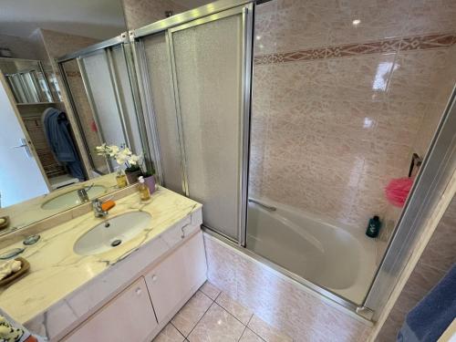 une salle de bain avec un lavabo et une douche dans l'établissement Appartement T3 à Arcachon avec balcon - 4 couchages, proche plage, tout équipé - FR-1-474-202, à Arcachon