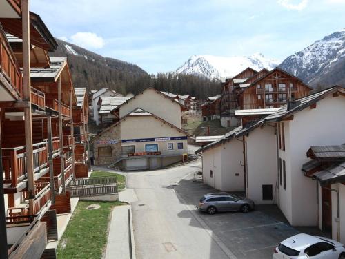 Appartement skis aux pieds avec piscine intérieure, proche services - FR-1-322-478