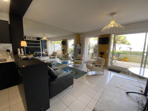 ein Wohnzimmer mit Sofa und Tisch in der Unterkunft Studio moderne avec terrasse vue plage et parking à Arcachon - FR-1-474-205 in Arcachon