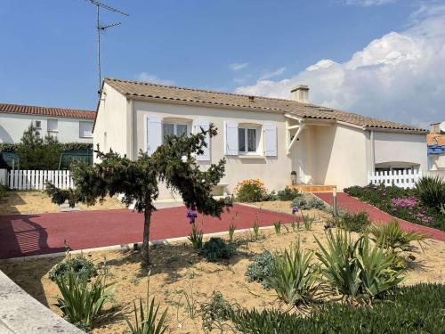 Fotografia z galérie ubytovania Maison 6 pers à 650m de la plage avec jardin clos, BBQ et Wi-Fi - FR-1-224A-53 v destinácii Brétignolles-sur-Mer