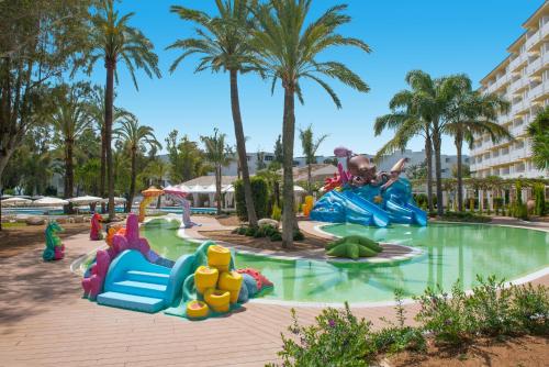 een waterpark in het resort met glijbanen en ritten bij Iberostar Ciudad Blanca in Port d'Alcudia