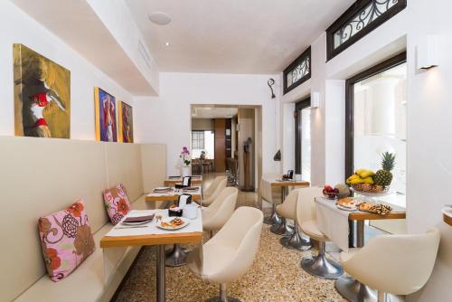 a dining room with white chairs and tables at Hotel Relais San Nicolò in Treviso