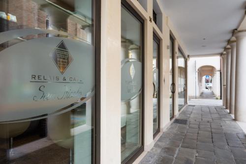 a shop window with a sign that reads results be sunshine at Hotel Relais San Nicolò in Treviso