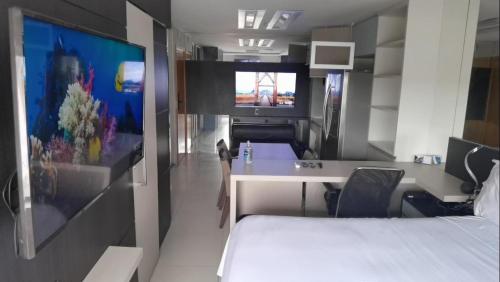 een kamer met een bed, een tafel en een tv bij Flat Apartamento ALTÍSSIMO NÍVEL Último Andar in Teresina