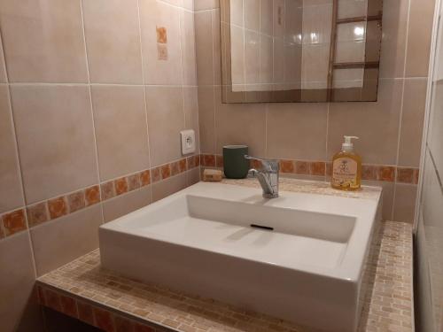 Photo de la galerie de l'établissement Appartement T2 à 300m de la plage avec WiFi gratuit - Terrasse et cuisine équipée - FR-1-239-764, à Seignosse