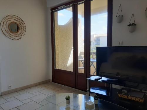 Photo de la galerie de l'établissement Appartement T2 à 300m de la plage avec WiFi gratuit - Terrasse et cuisine équipée - FR-1-239-764, à Seignosse