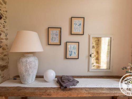 una lampada seduta sopra un tavolo in una stanza di Charmant gîte familial avec parc, près des vignobles, à 30 min d’Angers - Confort et cadre raffiné. - FR-1-622-34 a Rochefort-sur-Loire