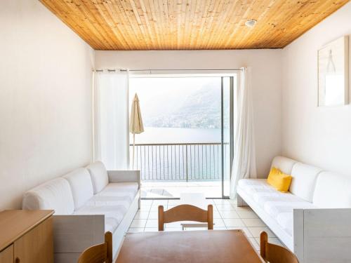 Χώρος καθιστικού στο Scenic apartment in Pognana Lario with large terrace