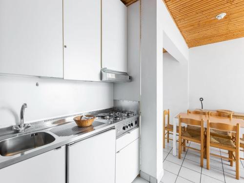 Η κουζίνα ή μικρή κουζίνα στο Scenic apartment in Pognana Lario with large terrace