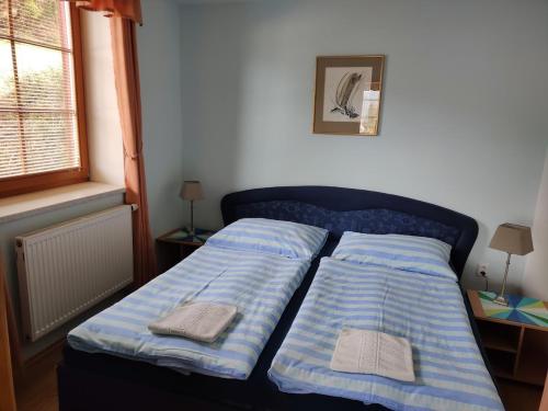 uma cama com duas almofadas num quarto em Pension Kubů Apartment 4 samostatný byt s kuchyní em Spindleruv Mlyn