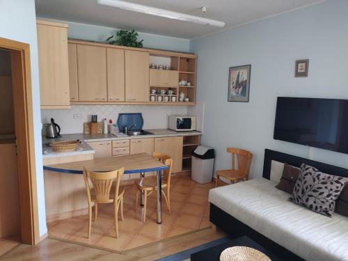 uma cozinha e sala de estar com uma mesa e um sofá em Pension Kubů Apartment 4 samostatný byt s kuchyní em Spindleruv Mlyn