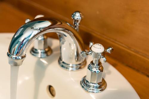a bathroom sink with a chrome bathroom faucet at Arcadia Lodge Russell in Russell
