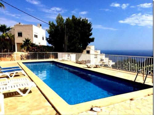 een zwembad met uitzicht op de oceaan bij Semi-detached house, with an impressive view of the sea and the valley in Sant Joan de Labritja