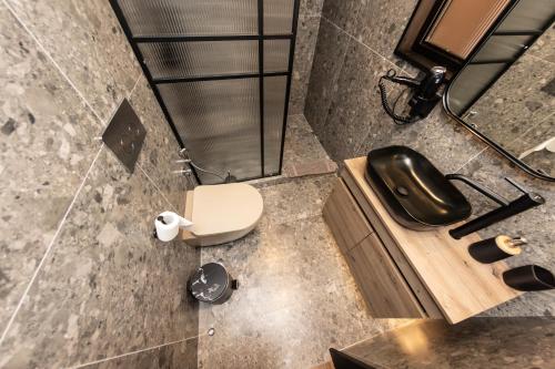 Kylpyhuone majoituspaikassa Centrally Elegant Suite by Acropolis