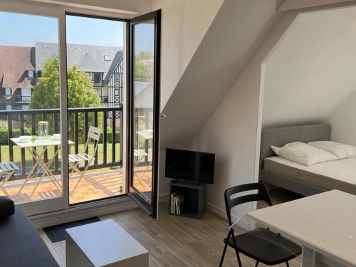 Posteľ alebo postele v izbe v ubytovaní Appartement 2 pièces en bord de mer avec accès direct à la plage de Cabourg, proche Thalassothérapie - FR-1-487-336