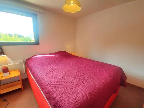 a bedroom with a red bed with a window at Cosy appartement au centre de Morillon, proche télécabine, balcon et parking - FR-1-624-104 in Morillon