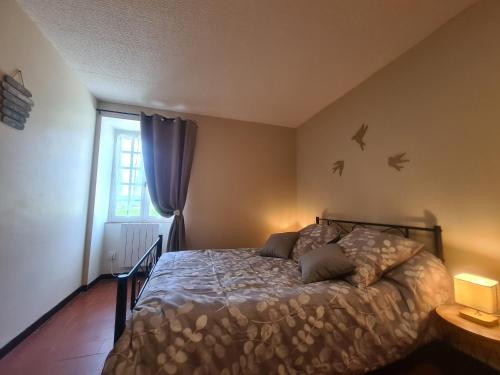 RosnayにあるMaison de plain-pied avec étang, draps et ménage inclus - FR-1-591-352のベッドルーム1室(壁に鳥が描かれたベッド1台付)