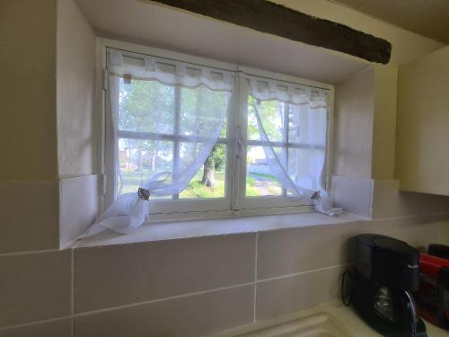 RosnayにあるMaison de plain-pied avec étang, draps et ménage inclus - FR-1-591-352の白いカーテンがかかったキッチンの窓