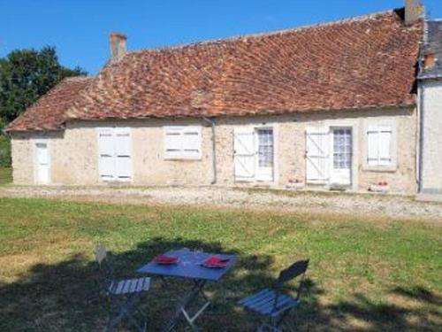 Maison de plain-pied au bord d'un étang en Berry, avec services inclus et garage pour vélos/motos - FR-1-591-353