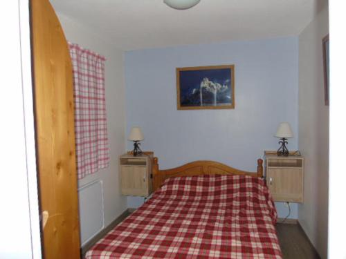 - une chambre avec un lit et une couverture rouge dans l'établissement Appartement Valfréjus, 2 pièces, 6 personnes - FR-1-561-93, à Valfréjus