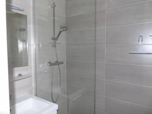 W łazience znajduje się prysznic i umywalka. w obiekcie Appartement Valfréjus, 2 pièces, 6 personnes - FR-1-561-93 w mieście Valfréjus