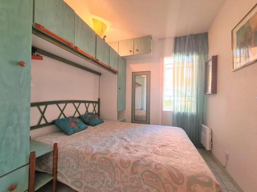 Posteľ alebo postele v izbe v ubytovaní Appartement RDC avec Jardin, Proche Plage - 4 Couchages, Cap d'Agde - FR-1-249-374