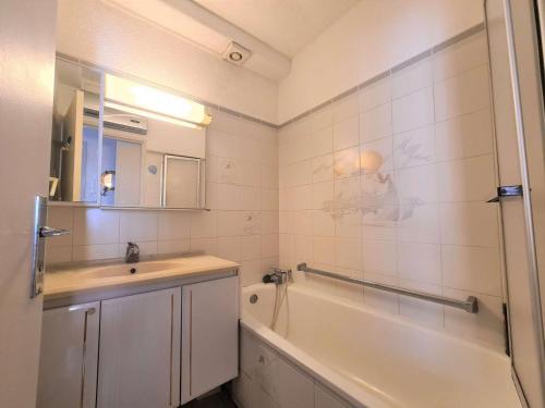 a bathroom with a tub and a sink and a bath tub at Appartement Cap d'Agde, 2 pièces, 4 personnes - FR-1-249-374 in Cap d'Agde