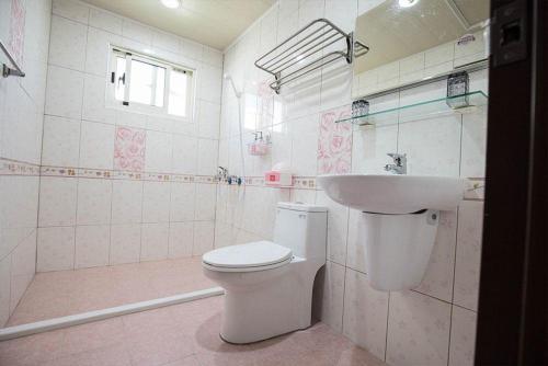a bathroom with a toilet and a sink at Xiaoliuqiu Happy House B&B in Xiaoliuqiu