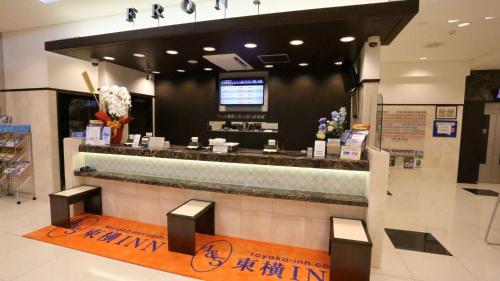 ein Fast-Food-Restaurant mit einer Theke in einem Geschäft in der Unterkunft Toyoko Inn Osaka Tsutenkaku Mae in Osaka