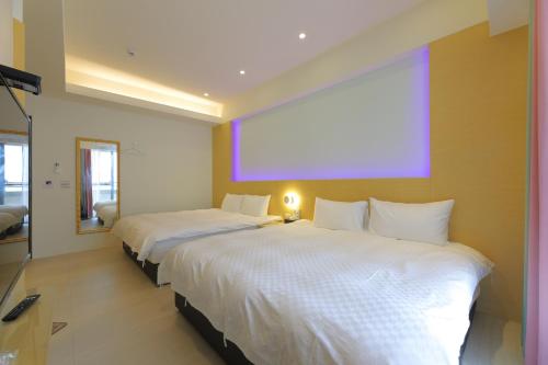 Una cama o camas en una habitación de Donghao Hotel
