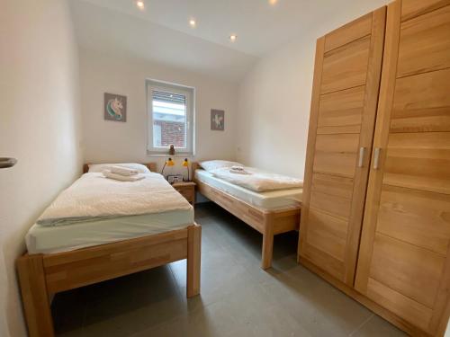 Ein Bett oder Betten in einem Zimmer der Unterkunft FriesenHuus Ferienhaus Sehestedt