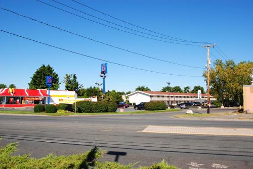 an empty street with a traffic light at an intersection at Motel 6-Chicopee, MA - Springfield in Chicopee