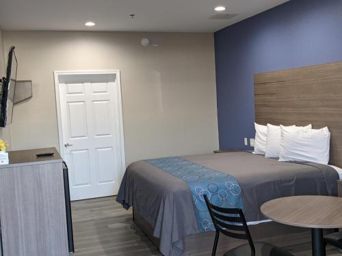 Habitación pequeña con cama y mesa en Holiday Inn motel, en Aransas Pass