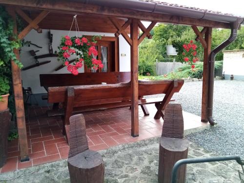 Ein Garten an der Unterkunft Kazsimér Vendégház