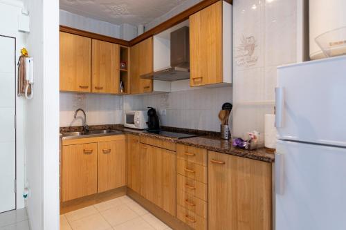 Кухня или мини-кухня в Apt 200 meters from the beach id
