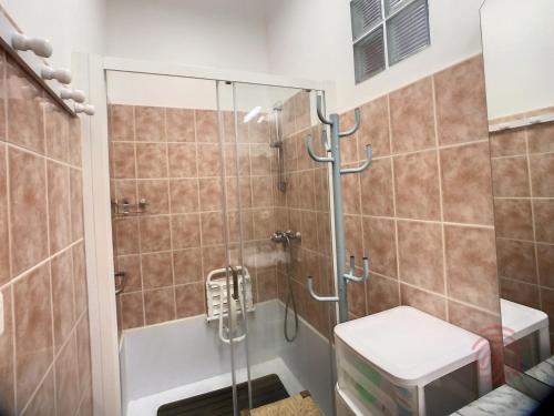 Kúpeľňa v ubytovaní Appartement Lamalou-les-Bains, 2 pièces, 2 personnes - FR-1-451-162