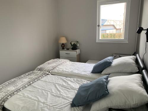 Posteľ alebo postele v izbe v ubytovaní Charmant T2 à Cabourg, proche centre et plage, calme, loggia, ascenseur, animaux acceptés - FR-1-487-337