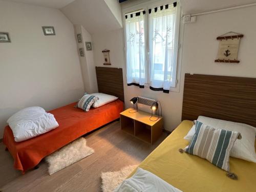 Letto o letti in una camera di Appartement Dives-sur-Mer, 4 pièces, 6 personnes - FR-1-794-65