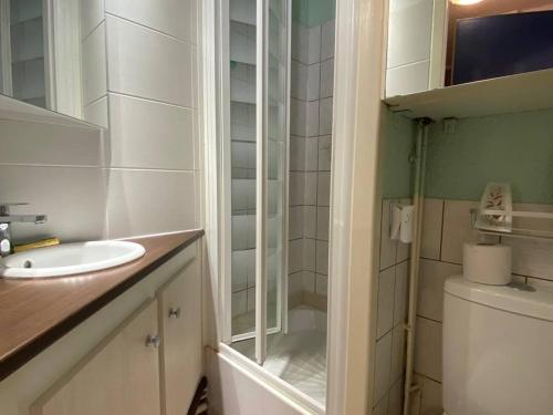 une salle de bain avec un lavabo et des toilettes dans l'établissement Appartement T2+Mezzanine, 6 pers, Clim, Parking, 400m des commerces - FR-1-81-562, à Port-Leucate